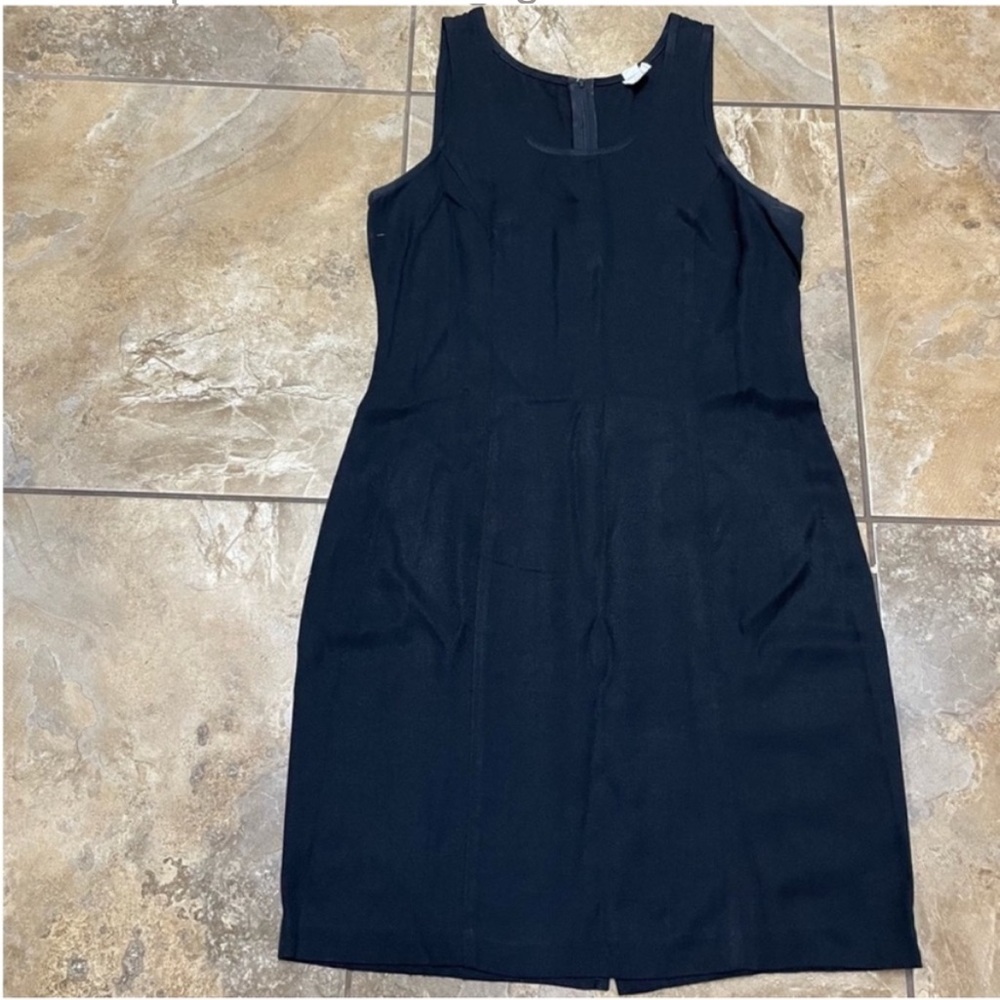 Free! Sleeveless basic black dress